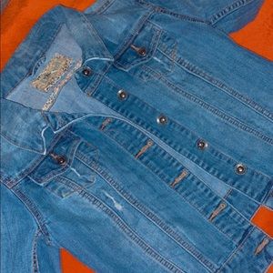 Cute jean jacket only been worn a few times🔥🤩